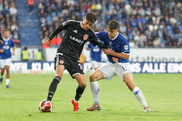 2026.10.10 Fussball 2.Bundesliga SV Darmstadt 98 - Energie Cottbus v.l., Justin Butler (Energie Cottbus), Noah Raphael Weisshaupt (SV Darmstadt 98) battles for the Ball Copyright: HMBxMedia JoaquimxFerreira