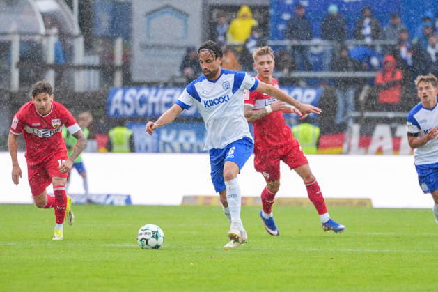 Deutschland: Fussball, 3. Liga, 8. Spieltag, Hänsch-Arena, Meppen, Emsland, Niedersachsen, SV Meppen vs. VfB Stuttgart U21, U 21 VfB Stuttgart II: Ersin Zehir (SV Meppen, 6) setzt sich durch. Copyright: xMichelxWittex