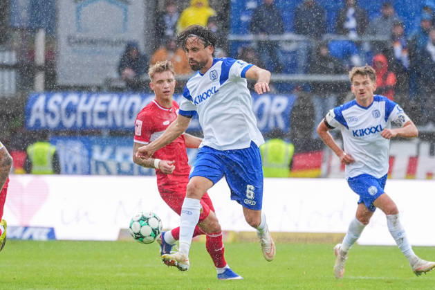 Deutschland: Fussball, 3. Liga, 8. Spieltag, Hänsch-Arena, Meppen, Emsland, Niedersachsen, SV Meppen vs. VfB Stuttgart U21, U 21 VfB Stuttgart II: Ersin Zehir (SV Meppen, 6) setzt sich durch. Copyright: xMichelxWittex