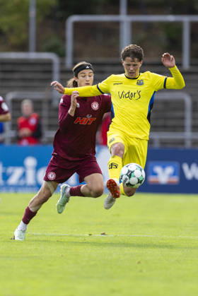 3. Liga, Fortuna Köln - 1. FC Saarbrücken; 10.10.2026 Daniel Gleiber (1. FC Saarbrücken, 5), Bennit Bröger (Fortuna Köln, 38). 3. Liga, Fortuna Köln - 1. FC Saarbrücken, 8. Spieltag, am 10.10.2026, Südstadion, Köln. DFB regulations prohibit any use of photographs as image sequences and or quasi-video Copyright: xBEAUTIFULxSPORTS Meuselx