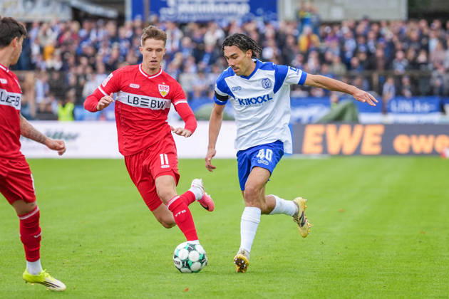 Deutschland: Fussball, 3. Liga, 8. Spieltag, Hänsch-Arena, Meppen, Emsland, Niedersachsen, SV Meppen vs. VfB Stuttgart U21, U 21 VfB Stuttgart II: Niclas Nadj (SV Meppen, 40) gegen Oliver Rölke (VfB Stuttgart U21, 11) Copyright: xMichelxWittex