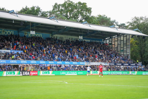 Deutschland: Fussball, 3. Liga, 8. Spieltag, Hänsch-Arena, Meppen, Emsland, Niedersachsen, SV Meppen vs. VfB Stuttgart U21, U 21 VfB Stuttgart II: Das Stadion erhebt sich. Copyright: xMichelxWittex