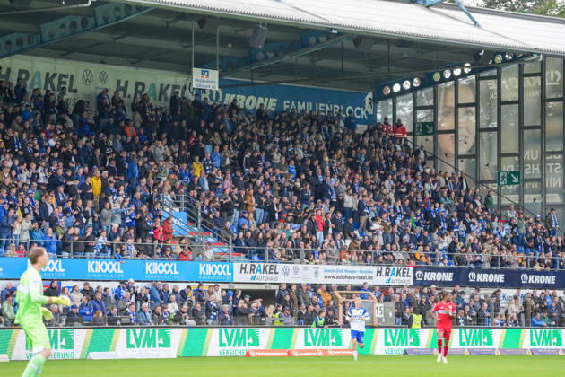 Deutschland: Fussball, 3. Liga, 8. Spieltag, Hänsch-Arena, Meppen, Emsland, Niedersachsen, SV Meppen vs. VfB Stuttgart U21, U 21 VfB Stuttgart II: Das Stadion erhebt sich. Copyright: xMichelxWittex