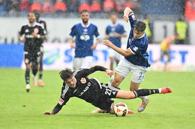 10.10.2026, xfux, Fussball 2.Bundesliga, SV Darmstadt 98 - Energie Cottbus v.l. Luca Erlein (FC Engerie Cottbus), Noah Weißhaupt Weisshaupt (SV Darmstadt 98) (DFL DFB REGULATIONS PROHIBIT ANY USE OF PHOTOGRAPHS as IMAGE SEQUENCES and or QUASI-VIDEO) Darmstadt