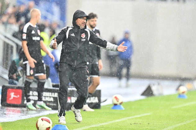 10.10.2026, xfux, Fussball 2.Bundesliga, SV Darmstadt 98 - Energie Cottbus v.l. Trainer Claus Dieter Wollnitz (FC Engerie Cottbus) enttaeuscht, enttaeuscht schauend, dissapointed gibt Anweisungen, gestikuliert, mit den Armen gestikulieren gives instructions, gesticulate, gesticolando. (DFL DFB REGULATIONS PROHIBIT ANY USE OF PHOTOGRAPHS as IMAGE SEQUENCES and or QUASI-VIDEO) Darmstadt