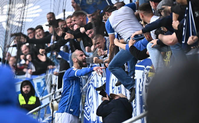 10.10.2026, xfux, Fussball 2.Bundesliga, SV Darmstadt 98 - Energie Cottbus v.l. Torschuetze Torschütze Aleksandar Vukotic (SV Darmstadt 98) Torjubel, Jubel, Goal celebration, celebrate the goal zum 2:1 jubelnd bejubelt jubelt jubeln Jubel mit Fans SV Darmstadt 98, SVD, Lilien, Stimmung, Schals, Trikots (DFL DFB REGULATIONS PROHIBIT ANY USE OF PHOTOGRAPHS as IMAGE SEQUENCES and or QUASI-VIDEO) Darmstadt