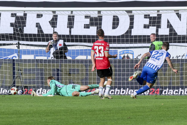Mateusz Zukowski (1. FC Magdeburg) erzielt mit diesem Schuss vorbei an Torhueter Leo Weinkauf (Hannover 96) und Maurice Neubauer (Hannover 96) das Tor zum 3:0 waehrend des spiels der 2. Bundesliga zwischen 1. FC Magdeburg und Hannover 96, Avnet Arena am 10. October 2026 in Magdeburg, Deutschland. (Foto von Marco Steinbrenner DeFodi Images) +++ Mateusz Zukowski (1. FC Magdeburg) With this shot, he beat goalkeeper Leo Weinkauf (Hannover 96) and Maurice Neubauer (Hannover 96) to score the goal that made it 3 0 during the 2nd Bundesliga match between 1. FC Magdeburg and Hannover 96 at Avnet Arena on October 10, 2026 in Magdeburg, Germany. (Photo by Marco Steinbrenner DeFodi Images) DFB DFL REGULATIONS PROHIBIT ANY USE OF PHOTOGRAPHS AS IMAGE SEQUENCES AND OR QUASI-VIDEO. (Photo by Marco Steinbrenner DeFodi Images) -