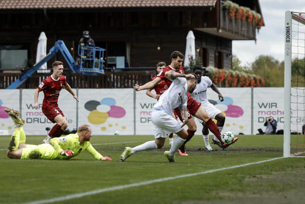 10.10.2026, xhettx, Fussball 3.Liga, SG Sonnenhof Grossaspach - SV Waldhof Mannheim v.l. die hereingäbe von Goncalo Gregorio (SV Waldhof Mannheim, 9) wird im letzten moment von Marius Kunde (SG Sonnenhof Großaspach, 16) geblockt