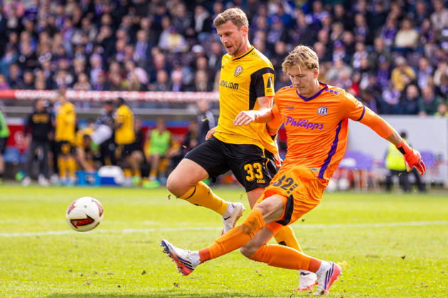 (L-R) Christoph Daferner (SG Dynamo Dresden, 33) im Zweikampf mit Jonas Krumrey (VfL Osnabrueck, 32) GER, VfL Osnabrueck vs. SG Dynamo Dresden, Fussball, 2. Bundesliga, 7. Spieltag, Spielzeit 2026 2027, 10.10.2026 DFL Regulations prohibit any use of photographers as image sequences and or quasi-video. GER, VfL Osnabrueck vs. SG Dynamo Dresden, Fussball, 2. Bundesliga, 7. Spieltag, Spielzeit 2026 2027, 10.10.2026 Osnabrueck Copyright: xEibner-Pressefoto JanxRollingerx EP_JSK