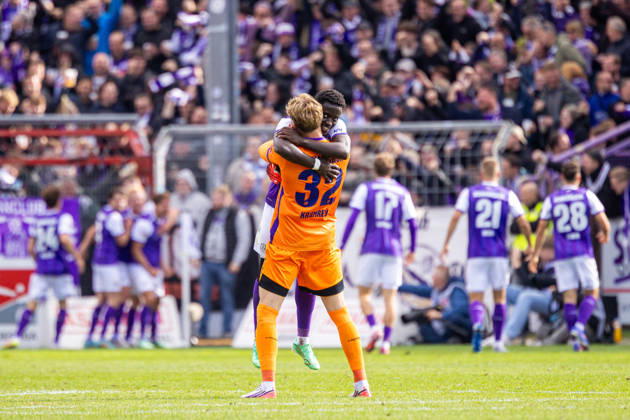 (L-R) Jakob Lemmer (SG Dynamo Dresden, 10), Jonas Krumrey (VfL Osnabrueck, 32) jubeln ueber das Tor zum 1:1 durch Robin Fabinski (VfL Osnabrueck, 27) GER, VfL Osnabrueck vs. SG Dynamo Dresden, Fussball, 2. Bundesliga, 7. Spieltag, Spielzeit 2026 2027, 10.10.2026 DFL Regulations prohibit any use of photographers as image sequences and or quasi-video. GER, VfL Osnabrueck vs. SG Dynamo Dresden, Fussball, 2. Bundesliga, 7. Spieltag, Spielzeit 2026 2027, 10.10.2026 Osnabrueck Copyright: xEibner-Pressefoto JanxRollingerx EP_JSK