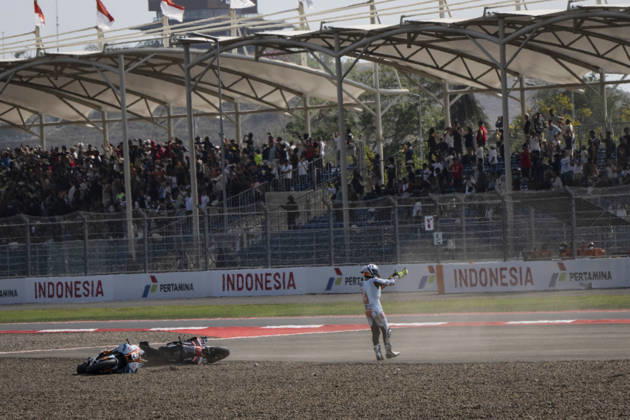 MOTO - MOTO GP - GRAND PRIX OF INDONESIA 2026 Crash at the start of the Sprint Race between 25 FERNANDEZ Raul (spa), Trackhouse MotoGP Team, Aprilia RS-GP26 and 72 BEZZECCHI Marco (ita), Aprilia Racing, Aprilia RS-GP26 during the 2026 MotoGP Pertamina Grand Prix of Indonesia on the Mandalika circuit from October 9 to 11, at West Nusa Tenggara, Indonesia - West Nusa TenggaraIndonesia  Copyright: xGIGIxSOLDANOx