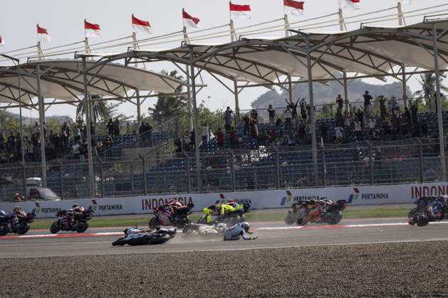 MOTO - MOTO GP - GRAND PRIX OF INDONESIA 2026 Crash at the start of the Sprint Race between 25 FERNANDEZ Raul (spa), Trackhouse MotoGP Team, Aprilia RS-GP26 and 72 BEZZECCHI Marco (ita), Aprilia Racing, Aprilia RS-GP26 during the 2026 MotoGP Pertamina Grand Prix of Indonesia on the Mandalika circuit from October 9 to 11, at West Nusa Tenggara, Indonesia - West Nusa TenggaraIndonesia  Copyright: xGIGIxSOLDANOx