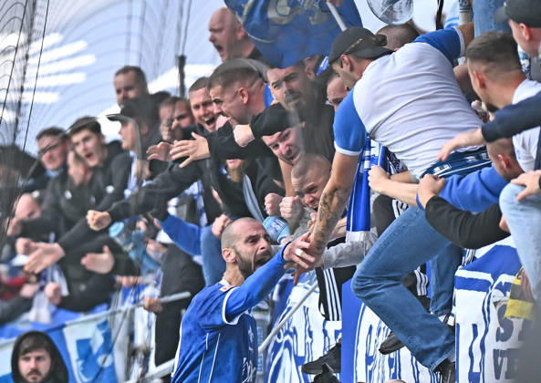10.10.2026, xfux, Fussball 2.Bundesliga, SV Darmstadt 98 - Energie Cottbus v.l. Torschuetze Torschütze Aleksandar Vukotic (SV Darmstadt 98) Torjubel, Jubel, Goal celebration, celebrate the goal zum 2:1 jubelnd bejubelt jubelt jubeln Jubel mit Fans SV Darmstadt 98, SVD, Lilien, Stimmung, Schals, Trikots (DFL DFB REGULATIONS PROHIBIT ANY USE OF PHOTOGRAPHS as IMAGE SEQUENCES and or QUASI-VIDEO) Darmstadt