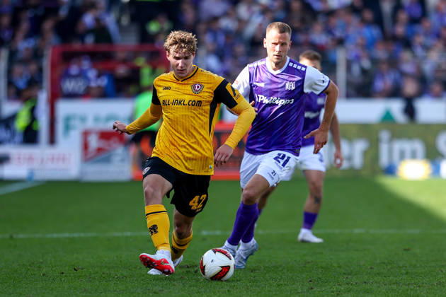 2026.10.10, xkwix, Fußball, 2. Bundesliga, VfL Osnabrück - SG Dynamo Dresden, Stadion an der Bremer Brücke, 7.Spieltag, Saison 2026 2027: Friedrich Mueller (SG Dynamo Dresden 42) im Zweikampf gegen Adrian Beck (VfL Osnabrueck 21) DFB regulations prohibit any use of photographs as image sequences and or quasi-video. Photo: xKamilxWilkowskixPressefotoKochx Niedersachsen Deutschland