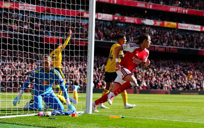 Riccardo Calafiori of Arsenal celebrates scoring a goal after making it 1-1 Arsenal v Leeds United, Premier League, Football, Emirates Stadium, London, UK - 10 Oct 2026London Emirates Stadium United Kingdom EDITORIAL USE ONLY No use with unauthorised audio, video, data, fixture lists, club league logos or live services. Online in-match use limited to 120 images, no video emulation. No use in betting, games or single club league player publications. Copyright: xJavierxGarcia Shutterstockx 17204400aa