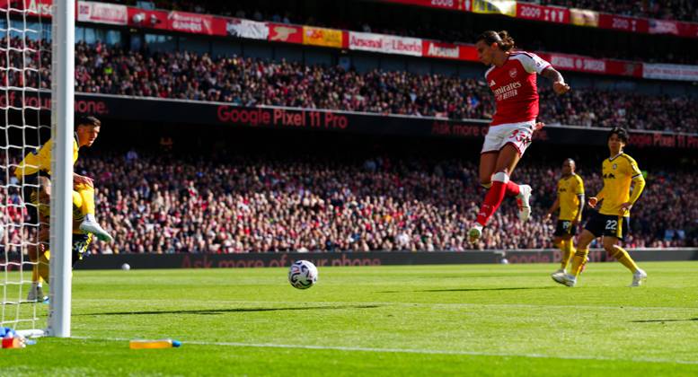 Riccardo Calafiori of Arsenal scores a goal to make it 1-1 Arsenal v Leeds United, Premier League, Football, Emirates Stadium, London, UK - 10 Oct 2026London Emirates Stadium United Kingdom EDITORIAL USE ONLY No use with unauthorised audio, video, data, fixture lists, club league logos or live services. Online in-match use limited to 120 images, no video emulation. No use in betting, games or single club league player publications. Copyright: xJavierxGarcia Shutterstockx 17204400ab