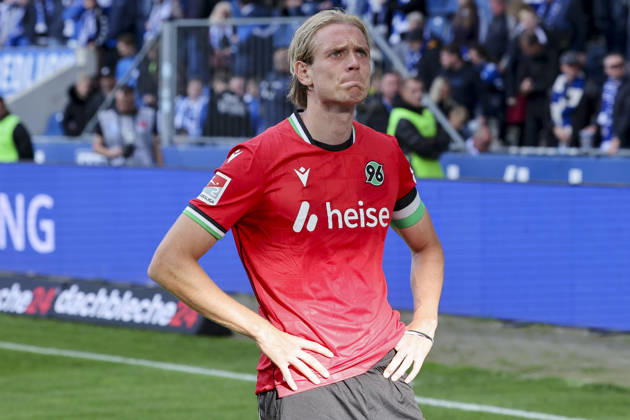 Stefan Teitur Thordarson (Hannover 96) schaut enttaeuscht waehrend des spiels der 2. Bundesliga zwischen 1. FC Magdeburg und Hannover 96, Avnet Arena am 10. October 2026 in Magdeburg, Deutschland. (Foto von Marco Steinbrenner DeFodi Images) +++ Stefan Teitur Thordarson (Hannover 96) looks dejected during the 2nd Bundesliga match between 1. FC Magdeburg and Hannover 96 at Avnet Arena on October 10, 2026 in Magdeburg, Germany. (Photo by Marco Steinbrenner DeFodi Images) DFB DFL REGULATIONS PROHIBIT ANY USE OF PHOTOGRAPHS AS IMAGE SEQUENCES AND OR QUASI-VIDEO. (Photo by Marco Steinbrenner DeFodi Images) -