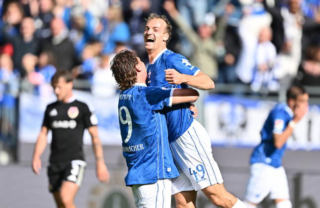 10.10.2026, xfux, Fussball 2.Bundesliga, SV Darmstadt 98 - Energie Cottbus v.l. Fynn-Luca Fynn Luca Lakenmacher (SV Darmstadt 98) zautz, Torschuetze Torschütze Yannik Lührs Luehrs (SV Darmstadt 98) Torjubel, Jubel, Goal celebration, celebrate the goal zum 3:1 jubelnd bejubelt jubelt jubeln Jubel (DFL DFB REGULATIONS PROHIBIT ANY USE OF PHOTOGRAPHS as IMAGE SEQUENCES and or QUASI-VIDEO) Darmstadt