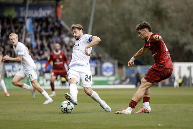 10.10.2026, xhettx, Fussball 3.Liga, SG Sonnenhof Grossaspach - SV Waldhof Mannheim v.l. Lukas Klünter (SV Waldhof Mannheim, 24) blockt den Ball