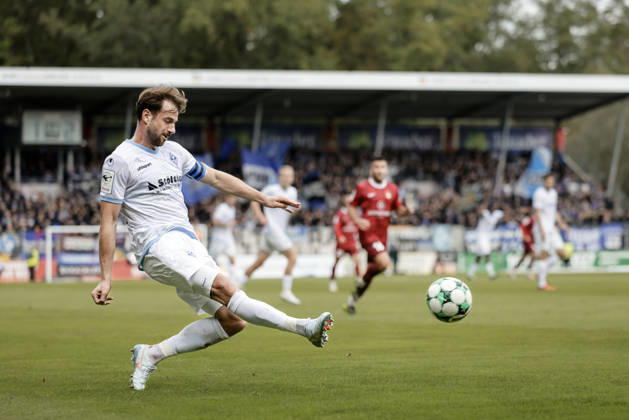 10.10.2026, xhettx, Fussball 3.Liga, SG Sonnenhof Grossaspach - SV Waldhof Mannheim v.l. Lukas Klünter (SV Waldhof Mannheim, 24) mit der Hereingabe