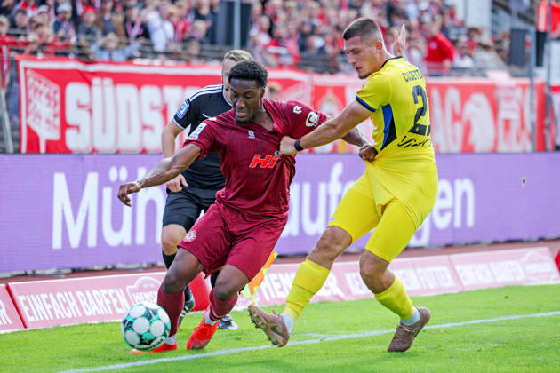 10.10.2026, xsefx, Fußball, SC Fortuna Köln - 1. FC Saarbrücken, 3.Liga, Südstation, 8. Spieltag, Saison 2026 2027: Romeo Aigbekaen (Fortuna Koeln 30) im Zweikampf gegen Mladen Cvjetinovic (1. FC Saarbrücken 21) DFB regulations prohibit any use of photographs as image sequences and or quasi-video. Nordrhein-Westfalen Deutschland