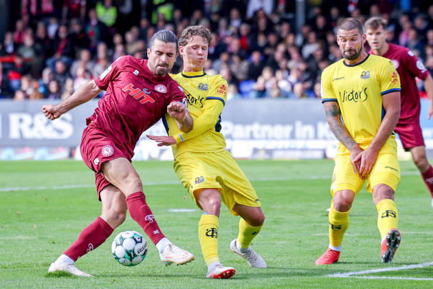 10.10.2026, xsefx, Fußball, SC Fortuna Köln - 1. FC Saarbrücken, 3.Liga, Südstation, 8. Spieltag, Saison 2026 2027: Daniel Gleiber (1. FC Saarbrücken 05) im Zweikampf gegen David Haider Kamm Al-Azzawe (Fortuna Koeln 15) DFB regulations prohibit any use of photographs as image sequences and or quasi-video. Nordrhein-Westfalen Deutschland