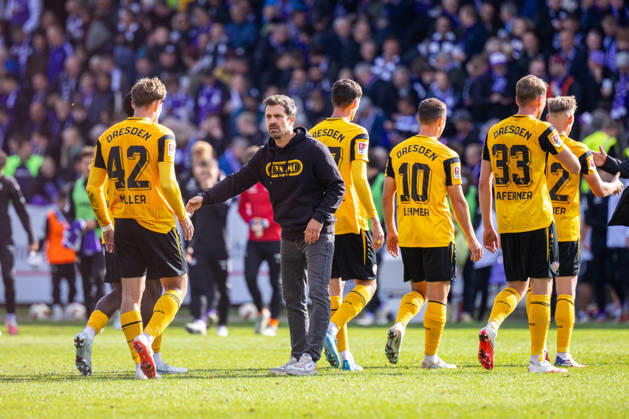 Die Spieler von SG Dynamo Dresden reagieren enttaeuscht nach dem 1:1 Unentschieden, Thomas Stamm (SG Dynamo Dresden, Cheftrainer) ist mittendrin (in Schwarz gekleidet) GER, VfL Osnabrueck vs. SG Dynamo Dresden, Fussball, 2. Bundesliga, 7. Spieltag, Spielzeit 2026 2027, 10.10.2026 DFL Regulations prohibit any use of photographers as image sequences and or quasi-video. GER, VfL Osnabrueck vs. SG Dynamo Dresden, Fussball, 2. Bundesliga, 7. Spieltag, Spielzeit 2026 2027, 10.10.2026 Osnabrueck Copyright: xEibner-Pressefoto JanxRollingerx EP_JSK