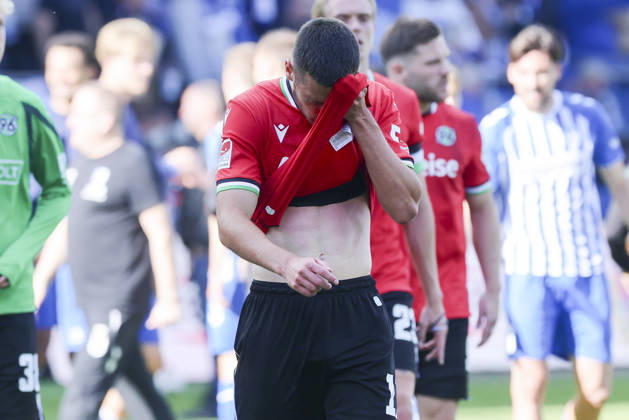 Bastian Allgeier (Hannover 96) schaut enttaeuscht waehrend des spiels der 2. Bundesliga zwischen 1. FC Magdeburg und Hannover 96, Avnet Arena am 10. October 2026 in Magdeburg, Deutschland. (Foto von Marco Steinbrenner DeFodi Images) +++ Bastian Allgeier (Hannover 96) looks dejected during the 2nd Bundesliga match between 1. FC Magdeburg and Hannover 96 at Avnet Arena on October 10, 2026 in Magdeburg, Germany. (Photo by Marco Steinbrenner DeFodi Images) DFB DFL REGULATIONS PROHIBIT ANY USE OF PHOTOGRAPHS AS IMAGE SEQUENCES AND OR QUASI-VIDEO. (Photo by Marco Steinbrenner DeFodi Images) -