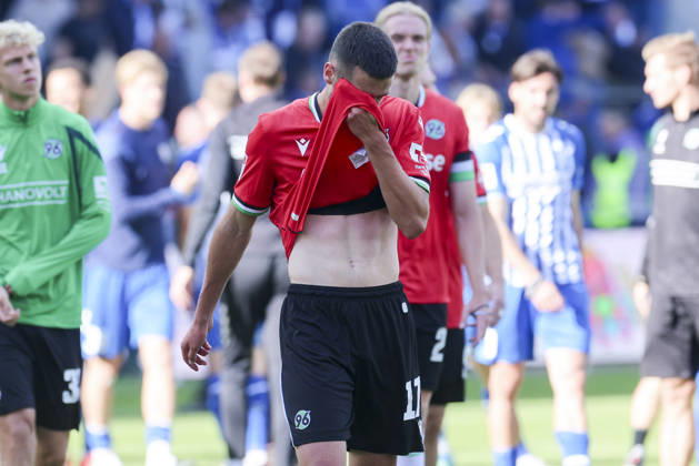 Bastian Allgeier (Hannover 96) schaut enttaeuscht waehrend des spiels der 2. Bundesliga zwischen 1. FC Magdeburg und Hannover 96, Avnet Arena am 10. October 2026 in Magdeburg, Deutschland. (Foto von Marco Steinbrenner DeFodi Images) +++ Bastian Allgeier (Hannover 96) looks dejected during the 2nd Bundesliga match between 1. FC Magdeburg and Hannover 96 at Avnet Arena on October 10, 2026 in Magdeburg, Germany. (Photo by Marco Steinbrenner DeFodi Images) DFB DFL REGULATIONS PROHIBIT ANY USE OF PHOTOGRAPHS AS IMAGE SEQUENCES AND OR QUASI-VIDEO. (Photo by Marco Steinbrenner DeFodi Images) -