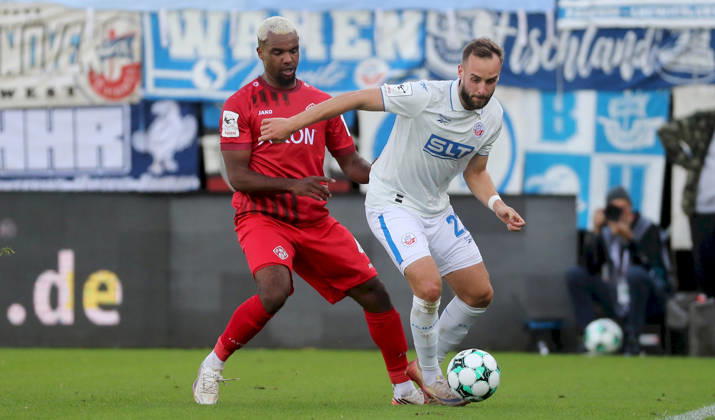 10.10.2026, xfsx, Herren, Fussball, Saison 2026 2027, 3. Liga, 8. Spieltag: FC Wuerzburger Kickers - FC Hansa Rostock v.li.: Nathan de Medina (FC Wuerzburger Kickers), David Kopacz (FC Hansa Rostock) Wuerzburg AKON ARENA Bayern Deutschland