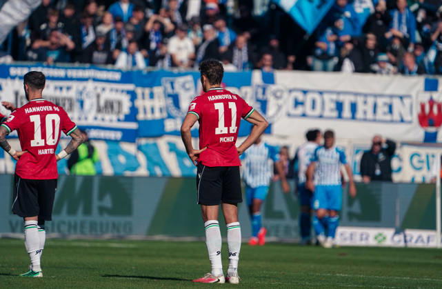 Deutschland: Fussball 2. Bundesliga 2026 2027, 7. Spieltag - 1. FC Magdeburg vs Hannover 96 - Avnet Arena (Magdeburg): Niederlage und Enttäuschung Benedikt Pichler (Hannover 96, 11) Marcel Hartel (Hannover 96, 10) Copyright: xAymanxAlahmedx
