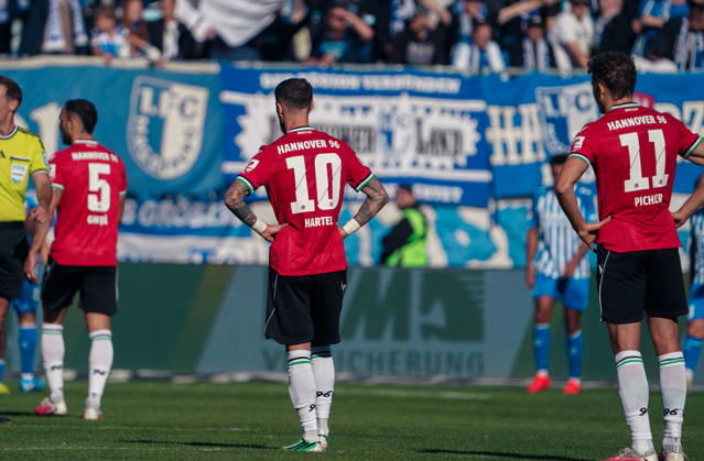 Deutschland: Fussball 2. Bundesliga 2026 2027, 7. Spieltag - 1. FC Magdeburg vs Hannover 96 - Avnet Arena (Magdeburg): Niederlage und Enttäuschung Benedikt Pichler (Hannover 96, 11) Marcel Hartel (Hannover 96, 10) Copyright: xAymanxAlahmedx