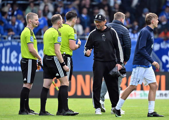 10.10.2026, xjhx, Fussball 2.Bundesliga, SV Darmstadt 98 - Energie Cottbus v.l. Trainer Claus-Dieter Wollitz (Energie Cottbus) (DFL DFB REGULATIONS PROHIBIT ANY USE OF PHOTOGRAPHS as IMAGE SEQUENCES and or QUASI-VIDEO) Darmstadt