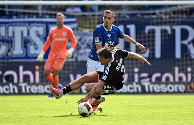 10.10.2026, xjhx, Fussball 2.Bundesliga, SV Darmstadt 98 - Energie Cottbus v.l. Henri Rorig (Energie Cottbus), Lance Duijvestijn (SV Darmstadt 98) (DFL DFB REGULATIONS PROHIBIT ANY USE OF PHOTOGRAPHS as IMAGE SEQUENCES and or QUASI-VIDEO) Darmstadt