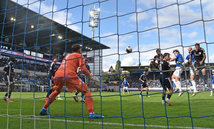 10.10.2026, xfux, Fussball 2.Bundesliga, SV Darmstadt 98 - Energie Cottbus v.l. Marcel Lotka (FC Engerie Cottbus), Torschuetze Torschütze Aleksandar Vukotic (SV Darmstadt 98) Goal scored, Tor zum 2:1 (DFL DFB REGULATIONS PROHIBIT ANY USE OF PHOTOGRAPHS as IMAGE SEQUENCES and or QUASI-VIDEO) Darmstadt