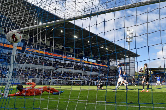 10.10.2026, xfux, Fussball 2.Bundesliga, SV Darmstadt 98 - Energie Cottbus v.l. Marcel Lotka (FC Engerie Cottbus), Torschuetze Torschütze Yannik Lührs Luehrs (SV Darmstadt 98) Goal scored, Tor zum 3:1 (DFL DFB REGULATIONS PROHIBIT ANY USE OF PHOTOGRAPHS as IMAGE SEQUENCES and or QUASI-VIDEO) Darmstadt