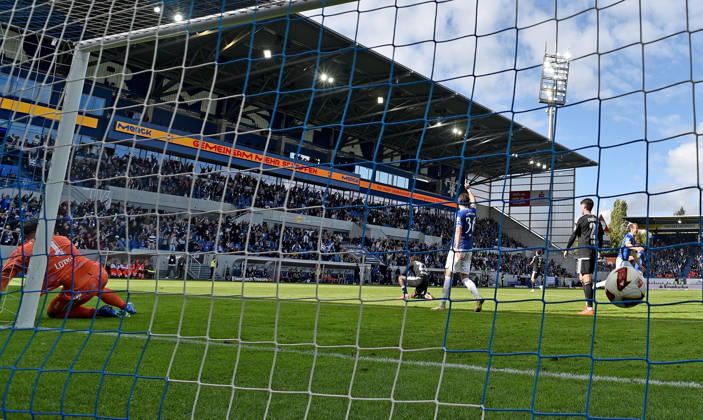 10.10.2026, xfux, Fussball 2.Bundesliga, SV Darmstadt 98 - Energie Cottbus v.l. Marcel Lotka (FC Engerie Cottbus), Torschuetze Torschütze Yannik Lührs Luehrs (SV Darmstadt 98) Goal scored, Tor zum 3:1 (DFL DFB REGULATIONS PROHIBIT ANY USE OF PHOTOGRAPHS as IMAGE SEQUENCES and or QUASI-VIDEO) Darmstadt