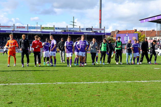 2026.10.10, xkwix, Fußball, 2. Bundesliga, VfL Osnabrück - SG Dynamo Dresden, Stadion an der Bremer Brücke, 7.Spieltag, Saison 2026 2027: Die Mannschaft klatscht und steht vor den Fans nach Abpfiff DFB regulations prohibit any use of photographs as image sequences and or quasi-video. Photo: xKamilxWilkowskixPressefotoKochx Niedersachsen Deutschland