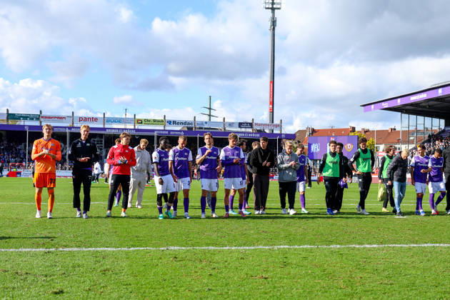 2026.10.10, xkwix, Fußball, 2. Bundesliga, VfL Osnabrück - SG Dynamo Dresden, Stadion an der Bremer Brücke, 7.Spieltag, Saison 2026 2027: Die Mannschaft klatscht und steht vor den Fans nach Abpfiff DFB regulations prohibit any use of photographs as image sequences and or quasi-video. Photo: xKamilxWilkowskixPressefotoKochx Niedersachsen Deutschland