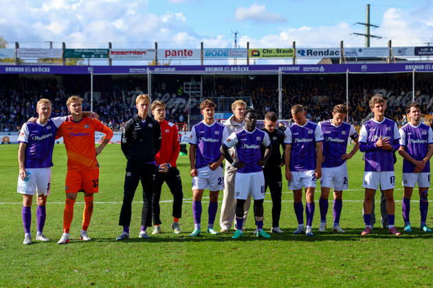 2026.10.10, xkwix, Fußball, 2. Bundesliga, VfL Osnabrück - SG Dynamo Dresden, Stadion an der Bremer Brücke, 7.Spieltag, Saison 2026 2027: Die Mannschaft klatscht und steht vor den Fans nach Abpfiff DFB regulations prohibit any use of photographs as image sequences and or quasi-video. Photo: xKamilxWilkowskixPressefotoKochx Niedersachsen Deutschland