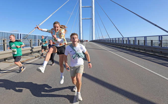 Wenn die Rügenbrücke den Läufern gehört Der 18. Rügenbrücken-Marathon feiert einen Teilnehmerrekord und zeigt, wie aus einer außergewöhnlichen Strecke ein sportliches Ereignis mit regionaler Strahlkraft geworden ist Es gibt Orte, an denen mehr ist als Bewegung. Orte, an denen sich Landschaft, Gemeinschaft und persönlicher Ehrgeiz zu einem besonderen Erlebnis verbinden. Die Rügenbrücke zwischen Stralsund und der Insel Rügen ist ein solcher Ort. Wo sich gewöhnlich der Verkehr über den Strelasund bewegt, gehören an diesem Sonnabend die Fahrbahnen den Läuferinnen und Läufern, den Walkern und den Kindern Menschen, die ihre eigenen Grenzen ausloten und zugleich Teil eines großen gemeinsamen Augenblicks werden. Der 18. Sparkassen Rügenbrücken-Marathon und DAK Lauf- und Walking Day am 10. Oktober 2026 setzt dabei eine neue Bestmarke: 7.565 Teilnehmerinnen und Teilnehmer haben sich angemeldet so viele wie noch nie. Damit wird das sportliche Ereignis auch zu einem eindrucksvollen Bekenntnis zur Anziehungskraft der Region Vorpommern. Das achtzehnte Lebensjahr, das die Veranstaltung in diesem Jahr erreicht, ist dabei mehr als eine hübsche Jubiläumszahl. Es markiert den Weg eines Sportereignisses, das sich längst im Veranstaltungskalender der Hansestadt etabliert hat und dessen Reiz weit über die Grenzen Mecklenburg-Vorpommerns hinausreicht. Sieben Strecken, ein gemeinsames Ziel Das Besondere an diesem Lauf ist seine Offenheit. Nicht allein die Ausdauerathleten, die sich der Königsdisziplin über 42,195 Kilometer stellen, prägen das Bild. Der Rügenbrücken-Marathon versteht sich ebenso als Einladung an Freizeitsportler, Familien, Kinder und Menschen, die lieber gehend als laufend unterwegs sind. Insgesamt sieben Strecken stehen zur Auswahl. Der Marathon führt über die Brücke hinaus auf die Insel Rügen und durch den Südwesten der Insel. Hinzu kommen Halbmarathon, Zehn-Kilometer-Lauf, kürzere Distanzen sowie Walking- und Nordic-W