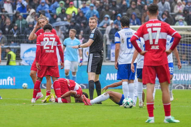 Deutschland: Fussball, 3. Liga, 8. Spieltag, Hänsch-Arena, Meppen, Emsland, Niedersachsen, SV Meppen vs. VfB Stuttgart U21, U 21 VfB Stuttgart II: Verletzungsunterbrechung Copyright: xMichelxWittex