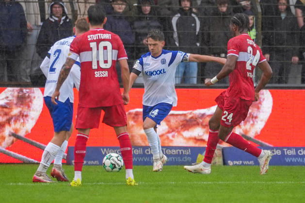 Deutschland: Fussball, 3. Liga, 8. Spieltag, Hänsch-Arena, Meppen, Emsland, Niedersachsen, SV Meppen vs. VfB Stuttgart U21, U 21 VfB Stuttgart II: Thorben Deters (SV Meppen, 14) flankt. Copyright: xMichelxWittex
