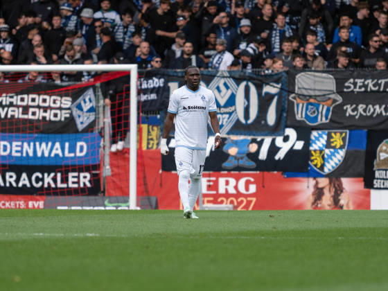 Owono-Darnell Keumo (SV Waldhof Mannheim, 17) enttaeuscht nach 0:1 durch Luca Molinari (SG Sonnenhof Grossaspach, 21) GER, Fussball, SG Sonnenhof Grossaspach vs. SV Waldhof Mannheim, 3. Liga, 8. Spieltag, Aspach, Saison 2026 2027, 10.10.2026 GER, Fussball, SG Sonnenhof Grossaspach vs. SV Waldhof Mannheim, 3. Liga, 8. Spieltag, Aspach, Saison 2026 2027, 10.10.2026 Aspach Copyright: xCarstenxSchweringx EP_CSG