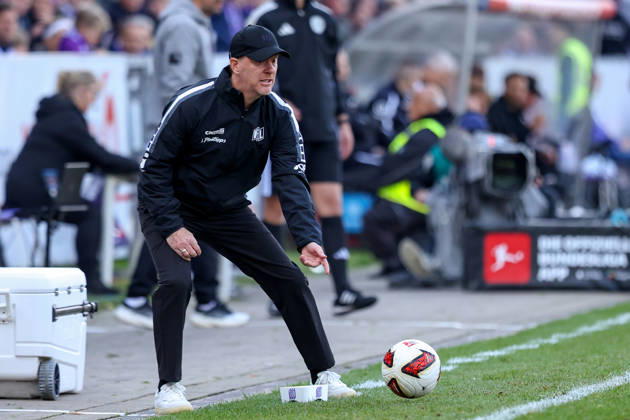 2026.10.10, xkwix, Fußball, 2. Bundesliga, VfL Osnabrück - SG Dynamo Dresden, Stadion an der Bremer Brücke, 7.Spieltag, Saison 2026 2027: Timo Schultz (VfL Osnabrueck Trainer) spielt Ball am _Spielfeldrand DFB regulations prohibit any use of photographs as image sequences and or quasi-video. Photo: xKamilxWilkowskixPressefotoKochx Niedersachsen Deutschland