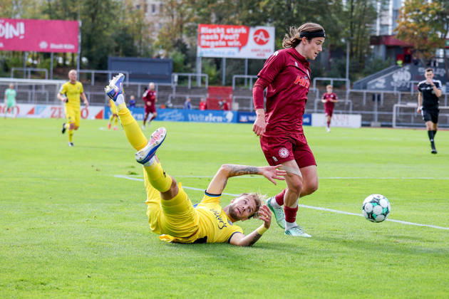 10.10.2026, xsefx, Fußball, SC Fortuna Köln - 1. FC Saarbrücken, 3.Liga, Südstation, 8. Spieltag, Saison 2026 2027: Bennit Bröger (Fortuna Koeln 38) im Zweikampf gegen Niko Bretschneider (1. FC Saarbrücken 28) DFB regulations prohibit any use of photographs as image sequences and or quasi-video. Nordrhein-Westfalen Deutschland