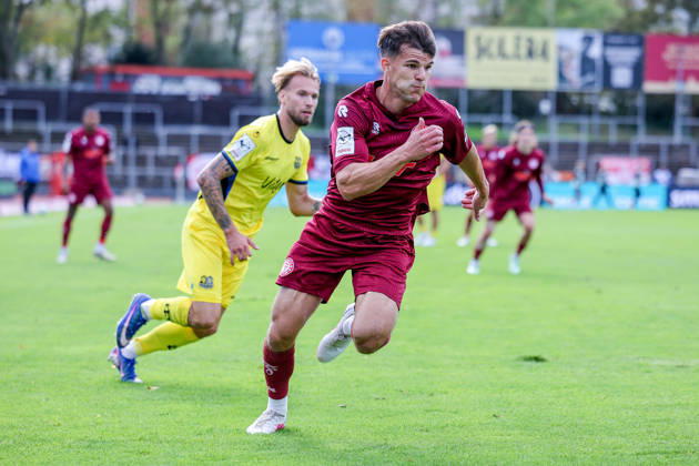 10.10.2026, xsefx, Fußball, SC Fortuna Köln - 1. FC Saarbrücken, 3.Liga, Südstation, 8. Spieltag, Saison 2026 2027: Nico Thier (Fortuna Koeln 07) im Zweikampf gegen Niko Bretschneider (1. FC Saarbrücken 28) DFB regulations prohibit any use of photographs as image sequences and or quasi-video. Nordrhein-Westfalen Deutschland