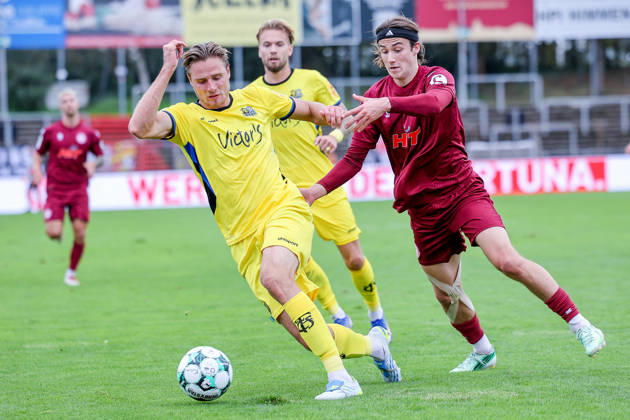 10.10.2026, xsefx, Fußball, SC Fortuna Köln - 1. FC Saarbrücken, 3.Liga, Südstation, 8. Spieltag, Saison 2026 2027: Bennit Bröger (Fortuna Koeln 38) im Zweikampf gegen Philip Fahrner (1. FC Saarbrücken 42) DFB regulations prohibit any use of photographs as image sequences and or quasi-video. Nordrhein-Westfalen Deutschland