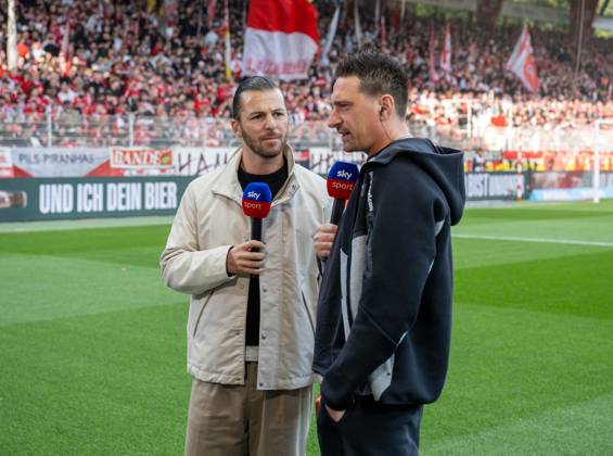 Fußball, Herren, Saison 2026 2027, 1. Bundesliga (5. Spieltag), 1. FC Union Berlin - SV 07 Elversberg, v. l. Riccardo Basile (Sky), Trainer Vincent Wagner (SV Elversberg) , 10.10.2026, Copyright: xMatthiasxKochx