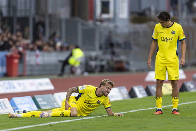 3. Liga, Fortuna Köln - 1. FC Saarbrücken; 10.10.2026 Niko Bretschneider (1. FC Saarbrücken, 28) mit Schmerzen, Seung-Joon Lee (1. FC Saarbrücken, 16) daneben. 3. Liga, Fortuna Köln - 1. FC Saarbrücken, 8. Spieltag, am 10.10.2026, Südstadion, Köln. DFB regulations prohibit any use of photographs as image sequences and or quasi-video Copyright: xBEAUTIFULxSPORTS Meuselx